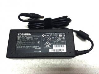 Original 90W Netzteil Toshiba Satellite P100-326 P100-328
